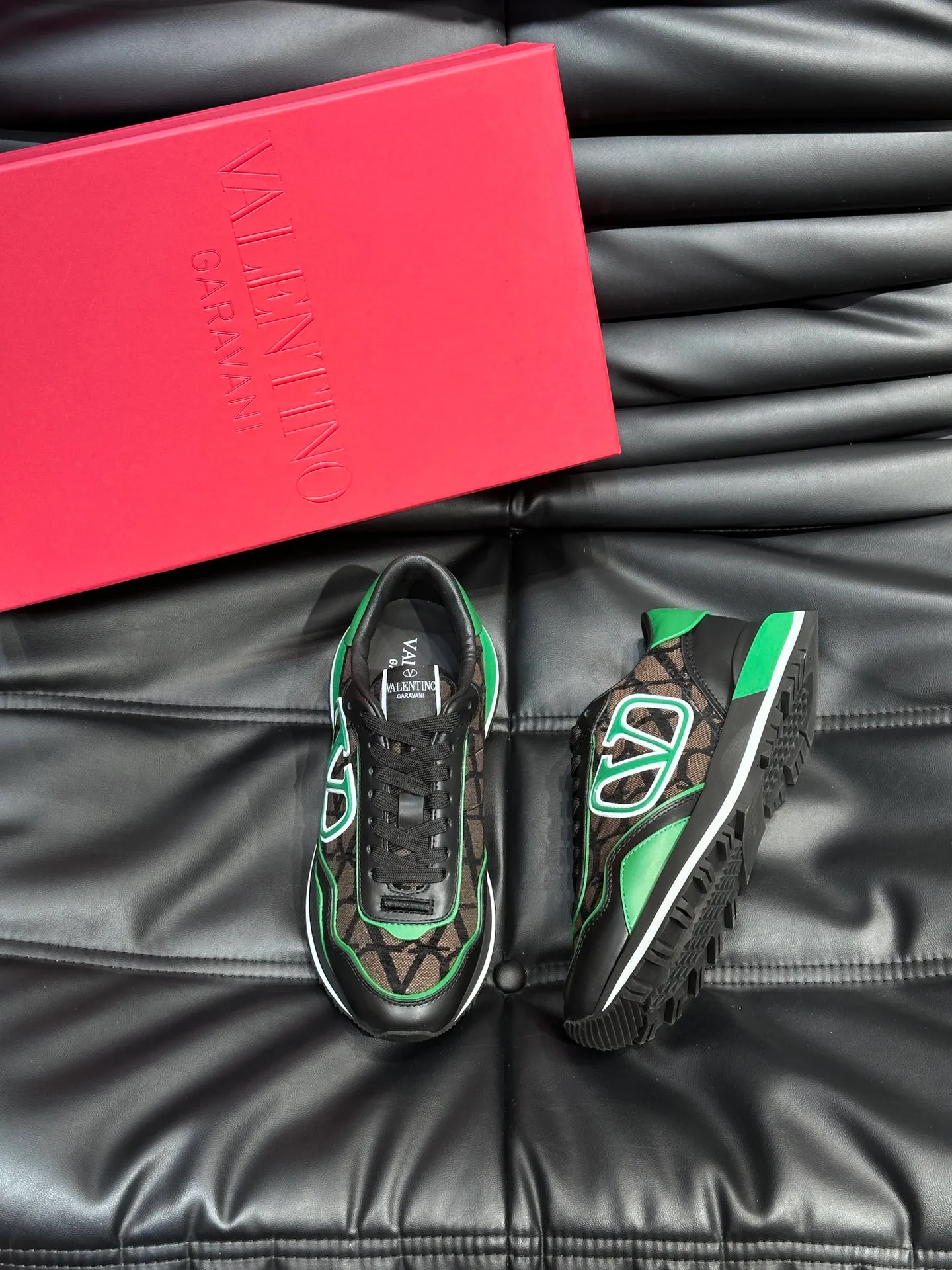 P540💰 Product trademark: VALENTINO "Valentino" Regular size: 38-44 [45 customized] Product materials: Warren men's casual sports shoes, made of multi-material splicing, calf leather stitched with suede cowhide, fabric mesh upper, fabric tongue decorated with brand badge, rubber rivet decorative details on the heel, rivet rubber outsole, non-slip, wear-resistant and shock-absorbing, pure cotton inner foot pad, comfortable and breathable, comes with original box packaging bag!